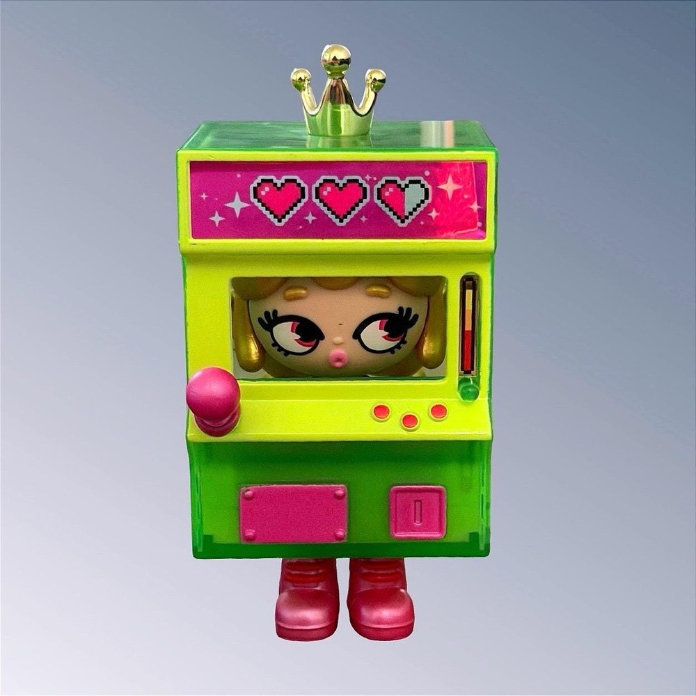 Kweenie Kween of Arcades Vinyl Figure Designer Toy Retro Gaming Green 4in